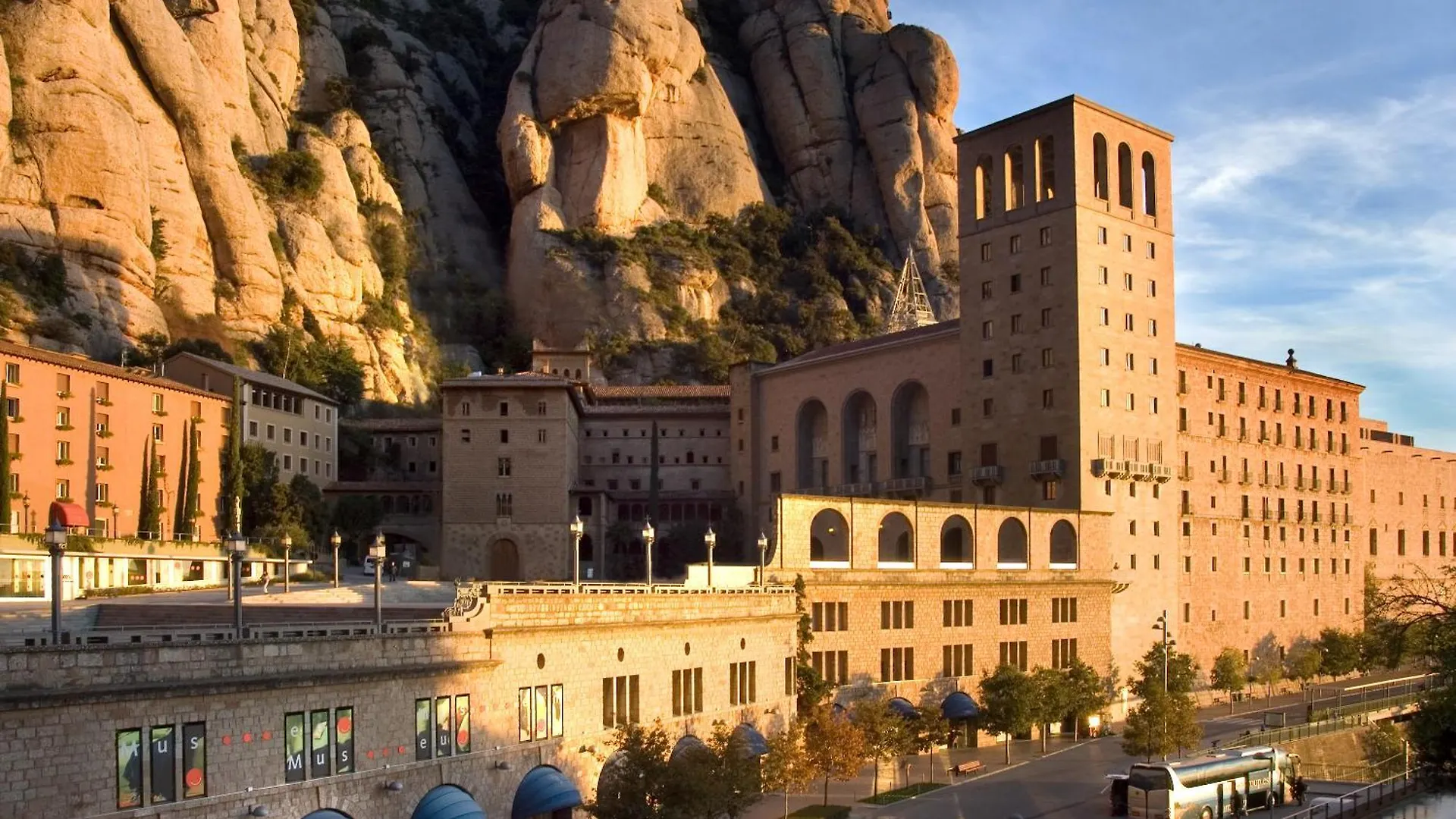 Apartamentos Montserrat Abat Marcet contacts